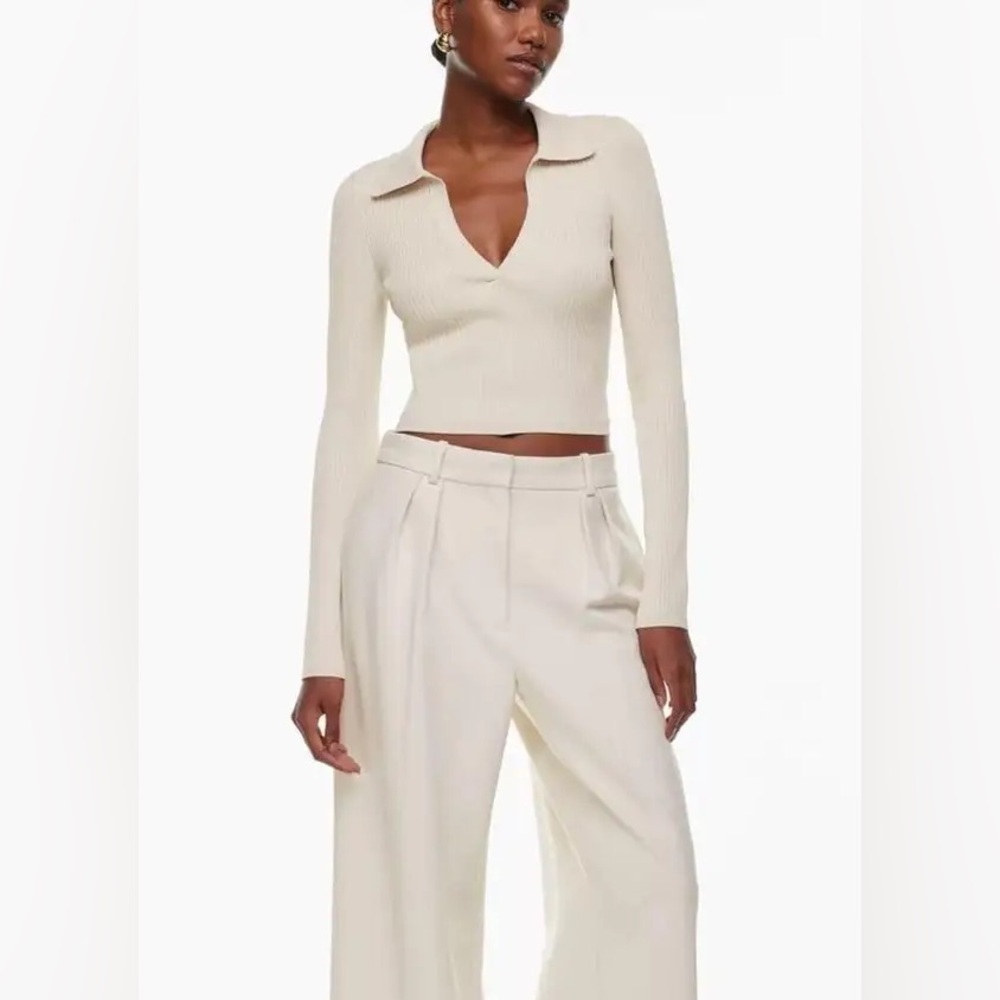 Aritzia Babaton Cream Sculpt Knit Long Sleeve Cropped Top with V Neckline